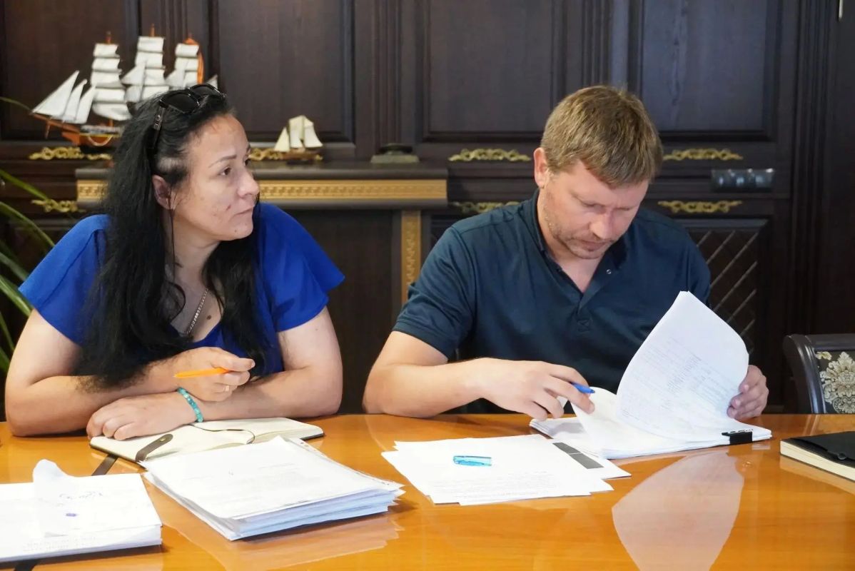 В Керчи с рабочим визитом находятся заместитель председателя Совета министров Республики Крым Николай Воробьев, министр жилищной политики и государственного строительного надзора РК Никита Тарасов и министр транспорта РК... В Керчи с рабочим визитом находятся заместитель председателя Совета министров Республики Крым Николай Воробьев, министр жилищной политики и государственного строительного надзора РК Никита Тарасов и министр транспорта РК...