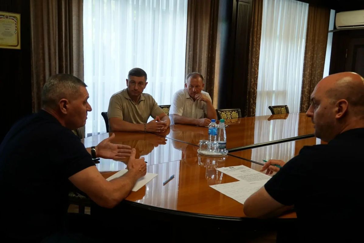 В Керчи с рабочим визитом находятся заместитель председателя Совета министров Республики Крым Николай Воробьев, министр жилищной политики и государственного строительного надзора РК Никита Тарасов и министр транспорта РК... В Керчи с рабочим визитом находятся заместитель председателя Совета министров Республики Крым Николай Воробьев, министр жилищной политики и государственного строительного надзора РК Никита Тарасов и министр транспорта РК...