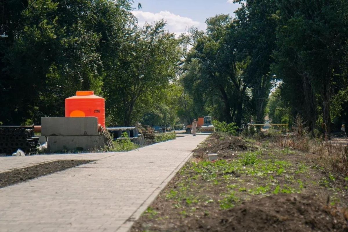 Работы по благоустройству территории от улицы Кечкеметская до улицы Титова идут по графику Работы по благоустройству территории от улицы Кечкеметская до улицы Титова идут по графику