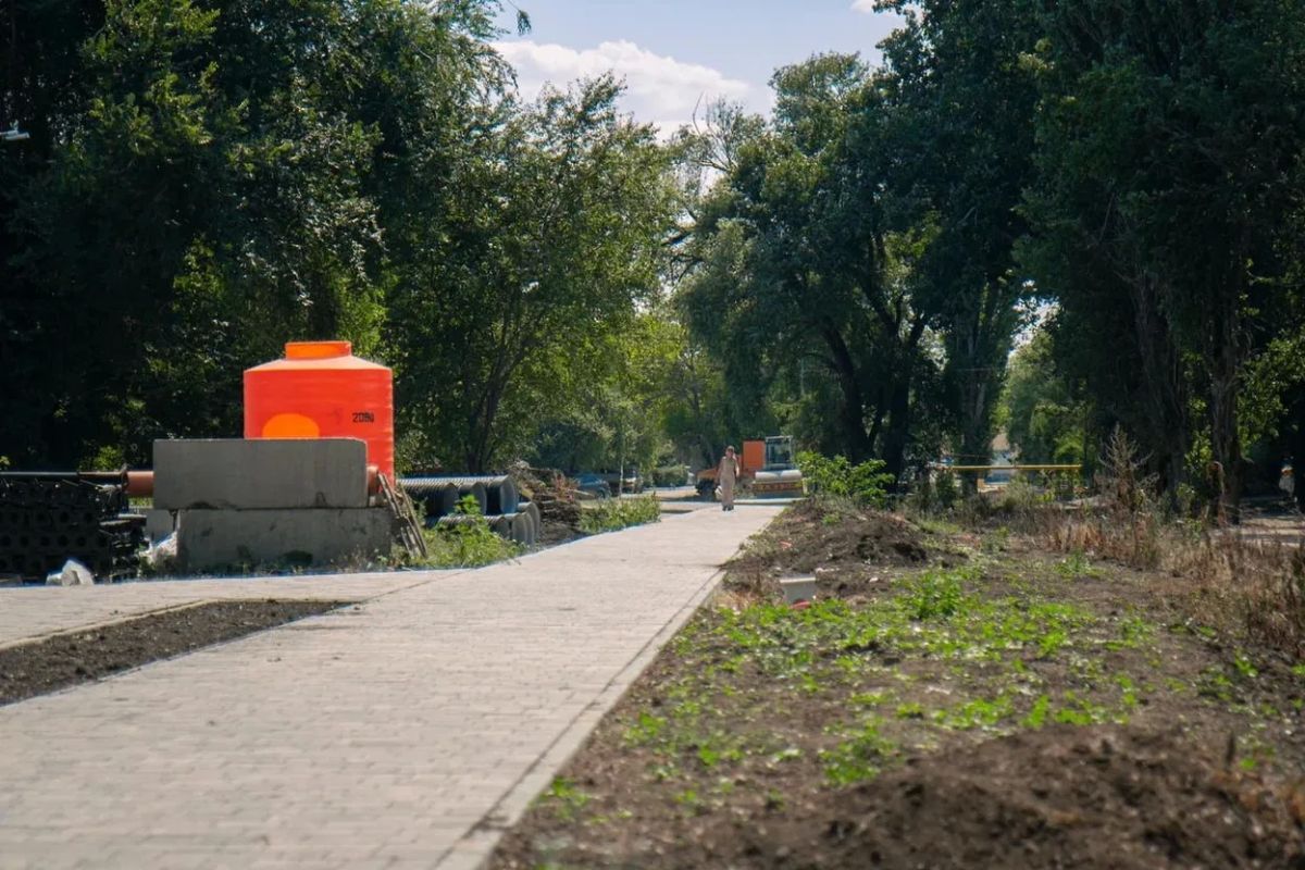 Продолжаются работы по благоустройству общественной территории от ул. Кечкеметской до ул. Титова. Именно эту территорию выбрали симферопольцы в 2025 году в рамках Всероссийского голосования за объекты благоустройства Продолжаются работы по благоустройству общественной территории от ул. Кечкеметской до ул. Титова. Именно эту территорию выбрали симферопольцы в 2025 году в рамках Всероссийского голосования за объекты благоустройства