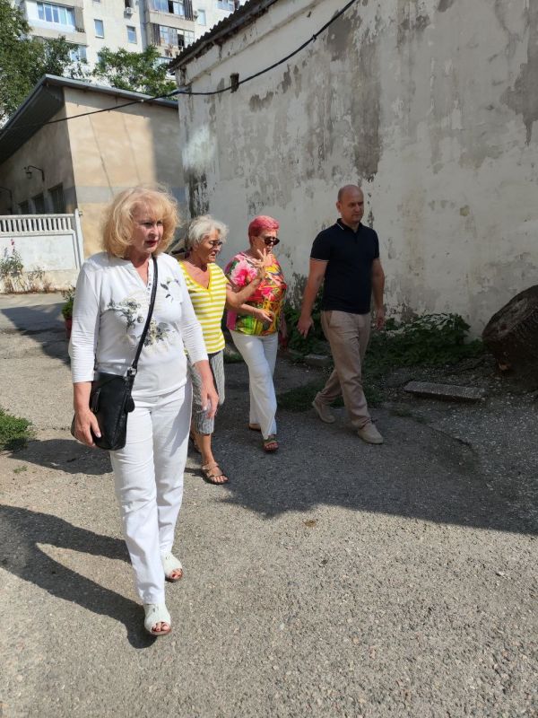 Эммилия Леонова: Продолжаем обход МКД и общение с жителями округа совместно с администрацией Эммилия Леонова: Продолжаем обход МКД и общение с жителями округа совместно с администрацией