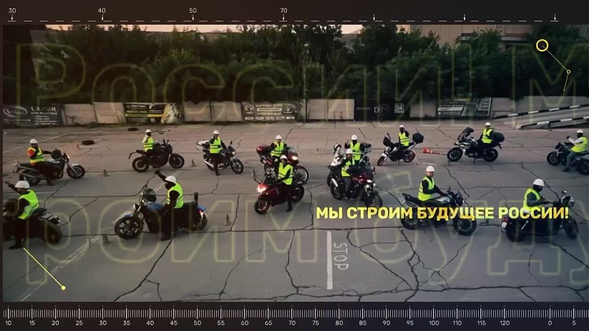 Шлемы сменили на каски: строители-мотолюбители Крыма поздравили коллег с Днём строителя