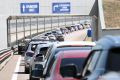 Перед Крымском мостом начала образовываться очередь