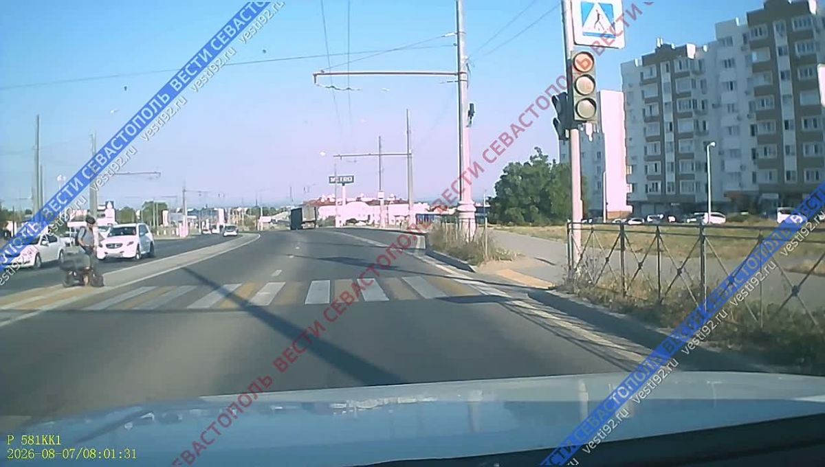 В Севастополе лихач пересек двойную сплошную и чуть не сбил пешехода