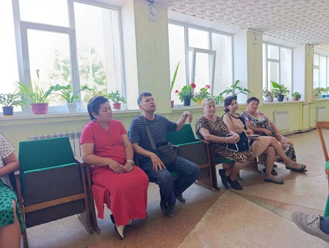 В селе Ильичево в рамках цикла встреч с населением председатель Ленинского районного совета Виктория Заботина и заместитель главы районной администрации Амет Абильвапов организовали личный приём граждан В селе Ильичево в рамках цикла встреч с населением председатель Ленинского районного совета Виктория Заботина и заместитель главы районной администрации Амет Абильвапов организовали личный приём граждан