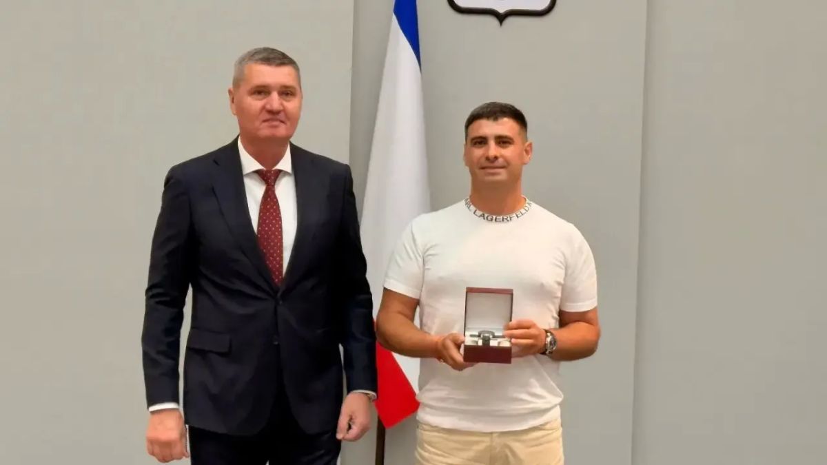 В Крыму наградили лучших строителей в преддверии профессионального праздника В Крыму наградили лучших строителей в преддверии профессионального праздника
