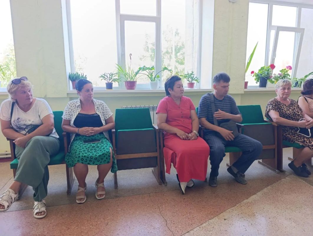В селе Ильичево в рамках цикла встреч с населением председатель Ленинского районного совета Виктория Заботина и заместитель главы районной администрации Амет Абильвапов организовали личный приём граждан В селе Ильичево в рамках цикла встреч с населением председатель Ленинского районного совета Виктория Заботина и заместитель главы районной администрации Амет Абильвапов организовали личный приём граждан