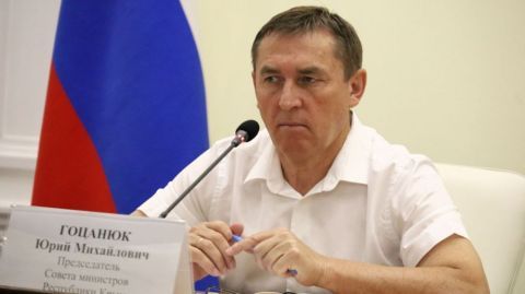 Юрий Гоцанюк: Уважаемые крымчане! В связи с изменением логистических маршрутов и усилением мер безопасности в ближайшие дни объемы свободной продажи топлива на АЗС компаний "ТЭС" и "Атан" будут временно снижены