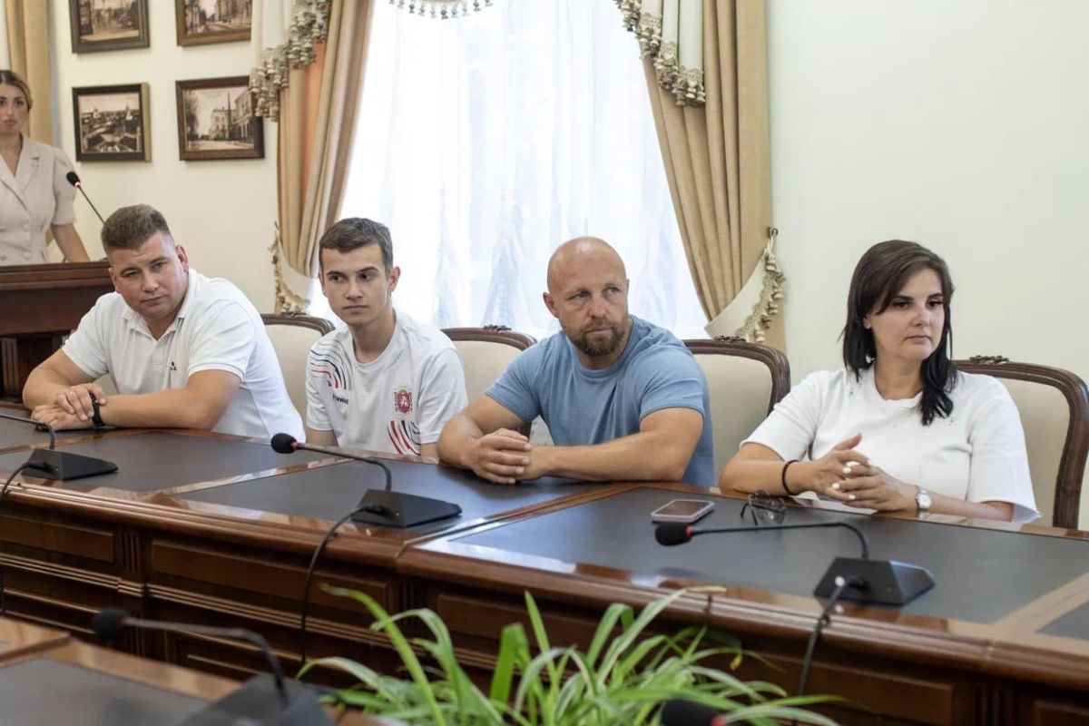Михаил Афанасьев: Уважаемые работники физической культуры и спорта! Поздравляю вас с Днем физкультурника! Михаил Афанасьев: Уважаемые работники физической культуры и спорта! Поздравляю вас с Днем физкультурника!