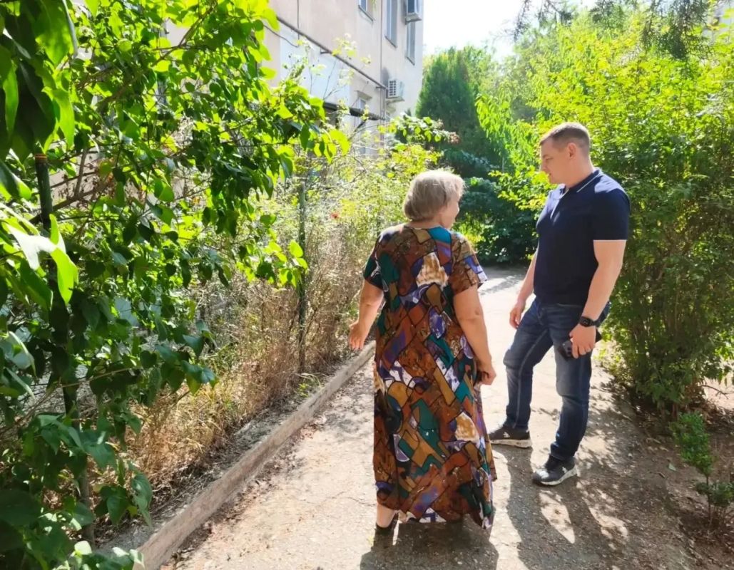 Заместители главы администрации и депутаты Евпаторийского городского совета продолжают адресную работу с жителями города Заместители главы администрации и депутаты Евпаторийского городского совета продолжают адресную работу с жителями города