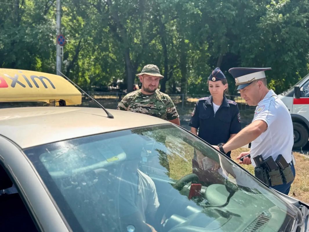 В Севастополе сотрудники полицейского наркоконтроля и Госавтоинспекции организовали профилактический рейд «Таксист» В Севастополе сотрудники полицейского наркоконтроля и Госавтоинспекции организовали профилактический рейд «Таксист»