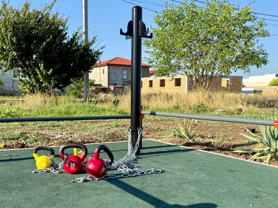 В Евпатории установлена новая спортплощадка В Евпатории установлена новая спортплощадка