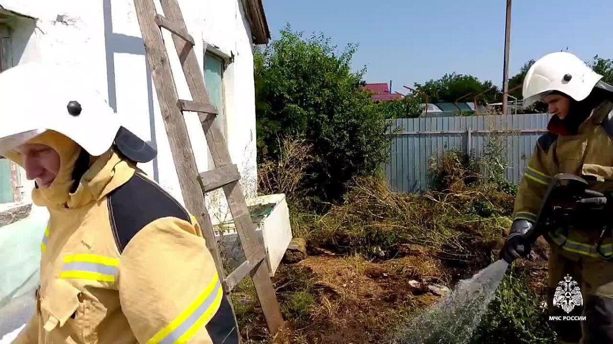 Пожар во дворе частного дома потушили спасатели в Советском районе
