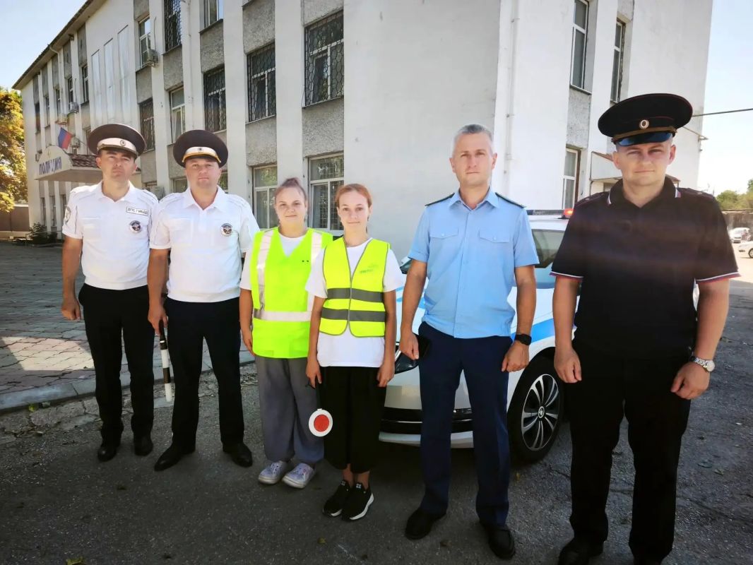 Один день в погонах: сотрудники правоохранительных органов Ленинского района помогли школьницам сделать шаг к мечте Один день в погонах: сотрудники правоохранительных органов Ленинского района помогли школьницам сделать шаг к мечте