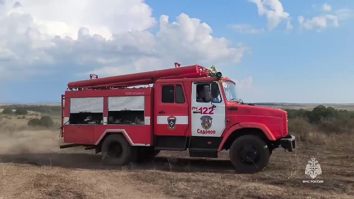 В Симферопольском районе потушили сухую траву на площади 10 гектаров