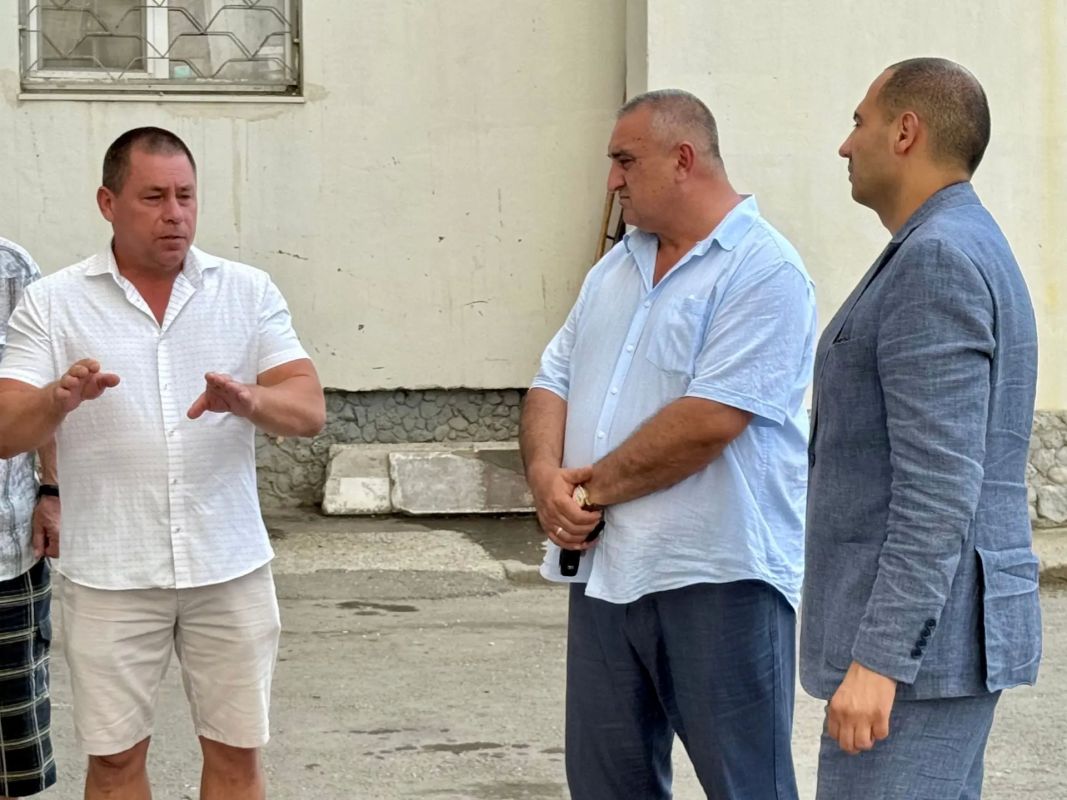 Глава администрации Евпатории встретился с жителями многоквартирного дома Глава администрации Евпатории встретился с жителями многоквартирного дома