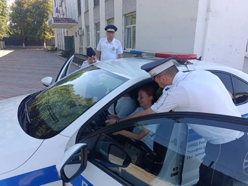 Сотрудники правоохранительных органов Республики Крым помогли школьницам сделать шаг к мечте Сотрудники правоохранительных органов Республики Крым помогли школьницам сделать шаг к мечте