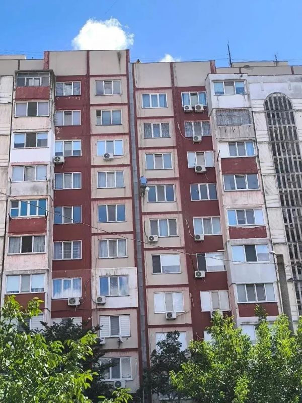 В многоквартирных домах Керчи ведутся работы по ремонту и поддержанию общедомового имущества В многоквартирных домах Керчи ведутся работы по ремонту и поддержанию общедомового имущества