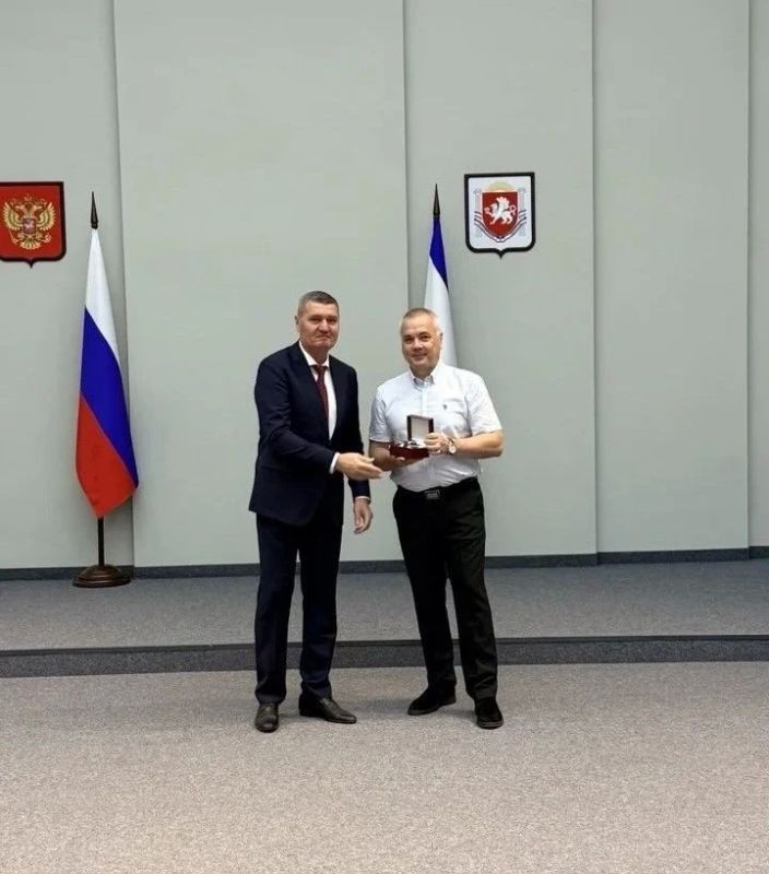 В День строителя состоялось награждение заслуженных деятелей строительной отрасли Республики Крым В День строителя состоялось награждение заслуженных деятелей строительной отрасли Республики Крым