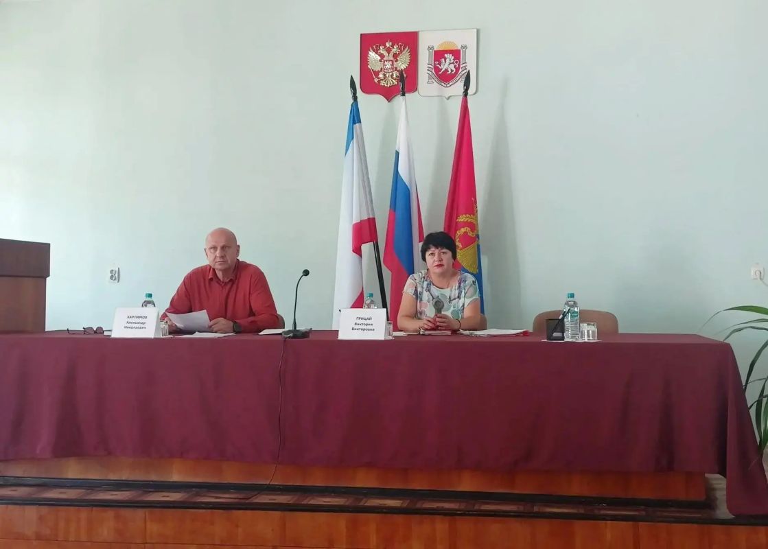 Глава администрации Советского района Александр Харламов провел аппаратное совещание по социально значимым вопросам района с участием председателя Советского районного совета Виктории Грицай, прокурора Советского района...
