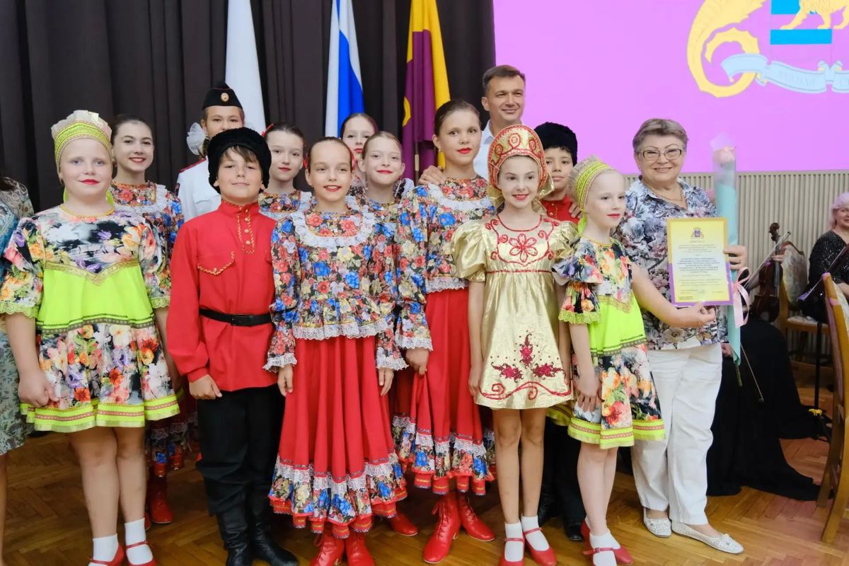 В канун Дня города в Ялте традиционно обновили городскую Доску почёта В канун Дня города в Ялте традиционно обновили городскую Доску почёта