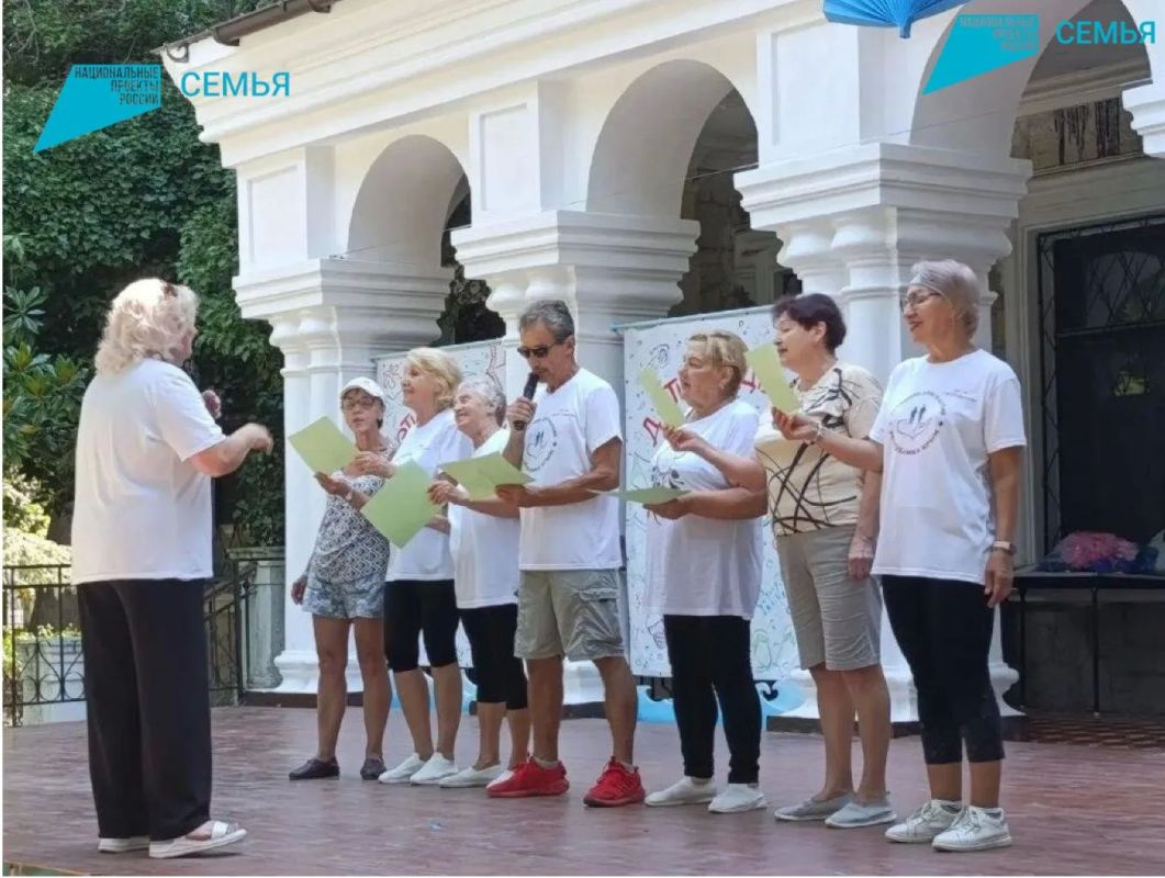 Пожилые алуштинцы отметили День физкультурника флешмобом и турниром по настольному теннису Пожилые алуштинцы отметили День физкультурника флешмобом и турниром по настольному теннису