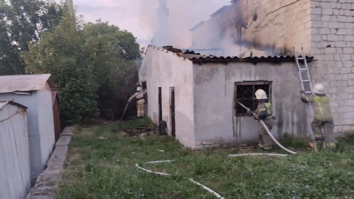 В Бахчисарайском районе потушили пристройку к складу