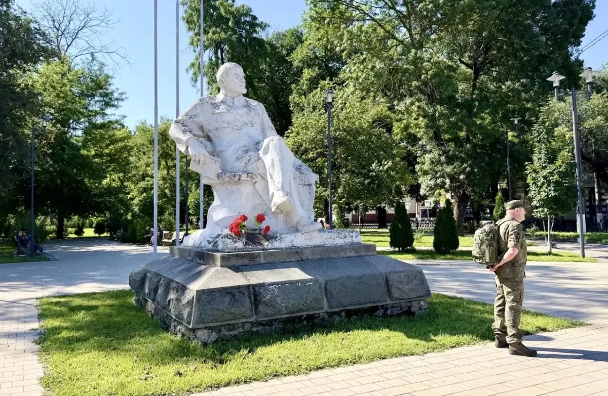 Прогулка по скверу Ленина: 6 памятников разных эпох, культур и судеб Прогулка по скверу Ленина: 6 памятников разных эпох, культур и судеб