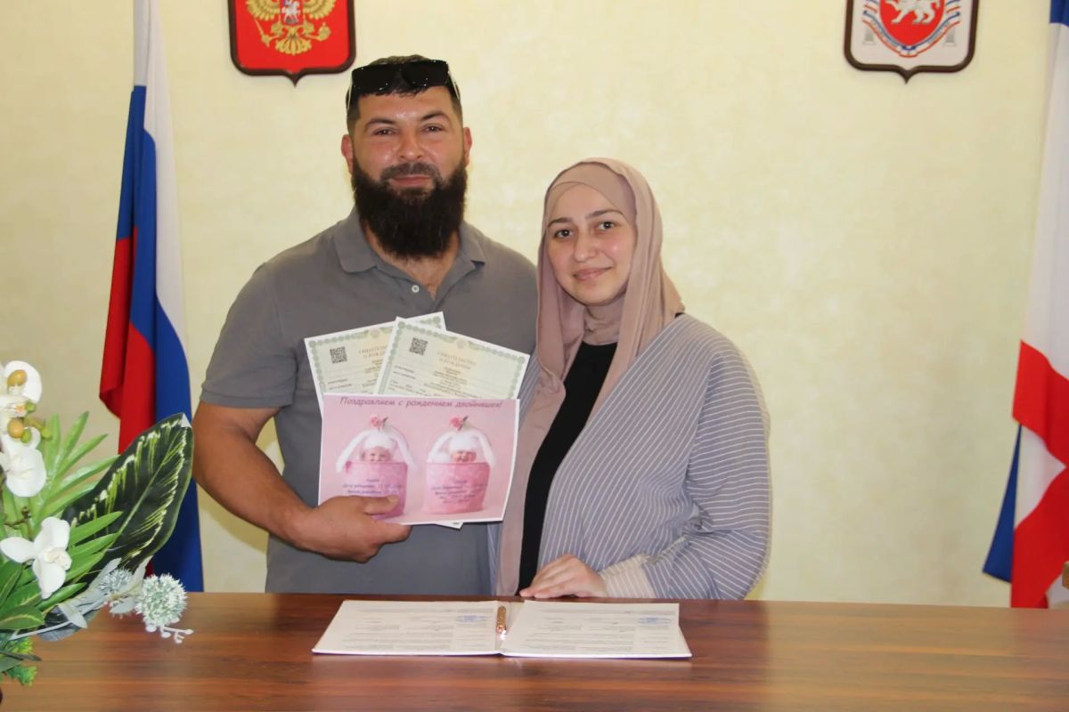 В Белогорском районном отделе ЗАГС в торжественной обстановке зарегистрировали рождение маленьких Амины и Сумайи, родившихся в семье Мустафы и Алиме Исмаиловых