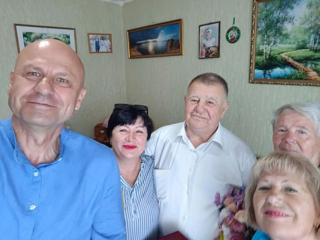 Председатель Советского районного совета Виктория Грицай совместно с главой администрации Александром Харламовым и председателем районного Совета ветеранов Любовью Крюковской поздравили с днем рождения жителя посёлка... Председатель Советского районного совета Виктория Грицай совместно с главой администрации Александром Харламовым и председателем районного Совета ветеранов Любовью Крюковской поздравили с днем рождения жителя посёлка...