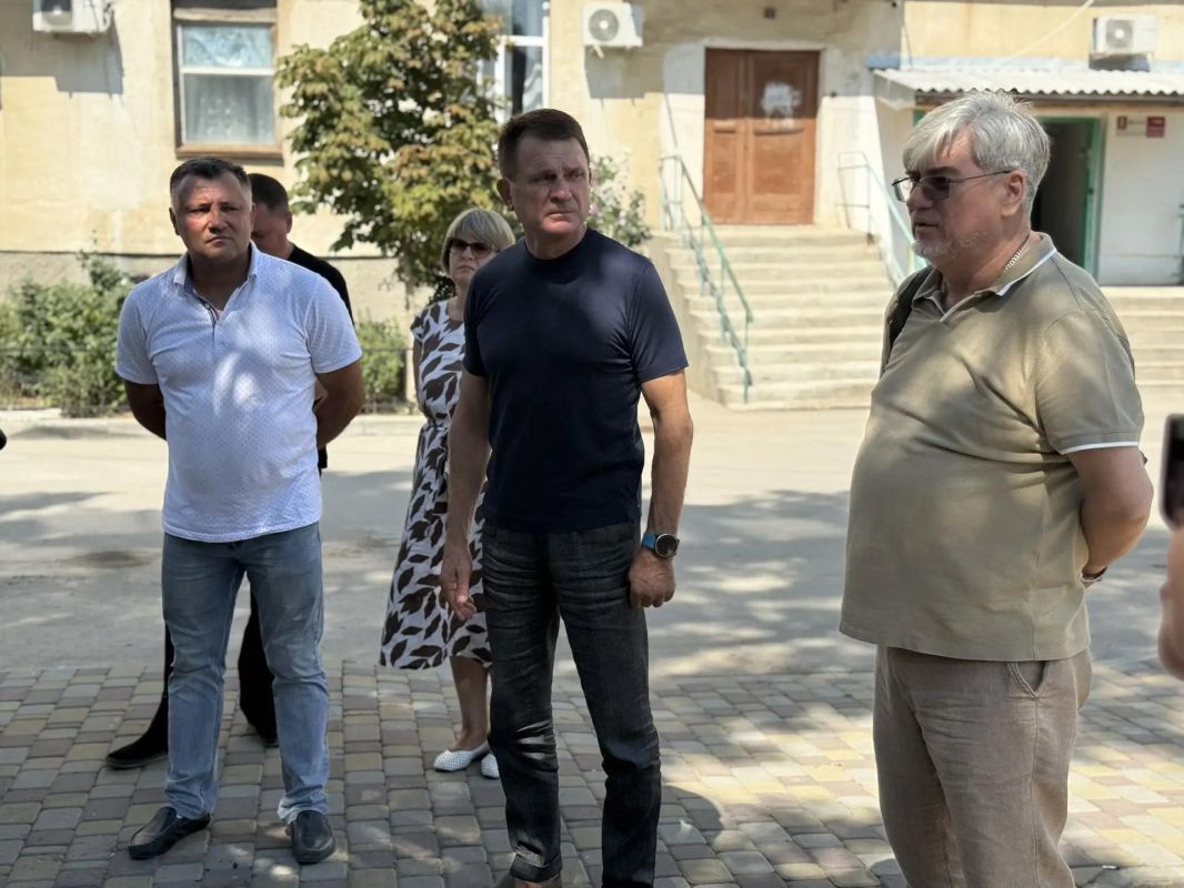 «Сегодня людям нужны не общие слова, а понятные ответы и конкретные действия. Поэтому мы выходим во дворы, встречаемся с жителями и вместе разбираем каждую проблему» «Сегодня людям нужны не общие слова, а понятные ответы и конкретные действия. Поэтому мы выходим во дворы, встречаемся с жителями и вместе разбираем каждую проблему»