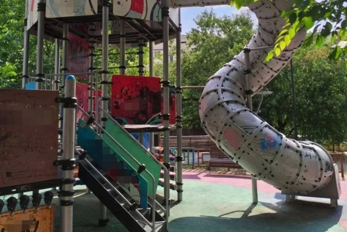 В Севастополе на площадке 9-летний ребёнок упал с горки и травмировал позвоночник