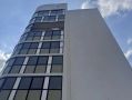 В одном из домов Евпатории из-за сильного ветра повреждено остекление балкона