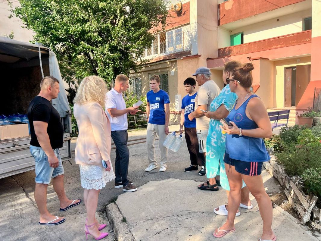 Виталий Оганесян: По итогам сегодняшней встречи с жильцами многоквартирных домов 53 и 55 по улице 9 Мая с помощью депутатского корпуса и волонтёров обеспечили питьевой бутилированной водой пожилых людей, проживающих на... Виталий Оганесян: По итогам сегодняшней встречи с жильцами многоквартирных домов 53 и 55 по улице 9 Мая с помощью депутатского корпуса и волонтёров обеспечили питьевой бутилированной водой пожилых людей, проживающих на...