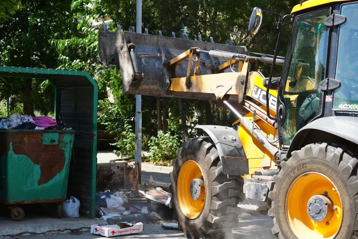 Ежедневно в городе ведётся масштабная работа по ликвидации несанкционированных свалок рядом с площадками для сбора ТБО Ежедневно в городе ведётся масштабная работа по ликвидации несанкционированных свалок рядом с площадками для сбора ТБО