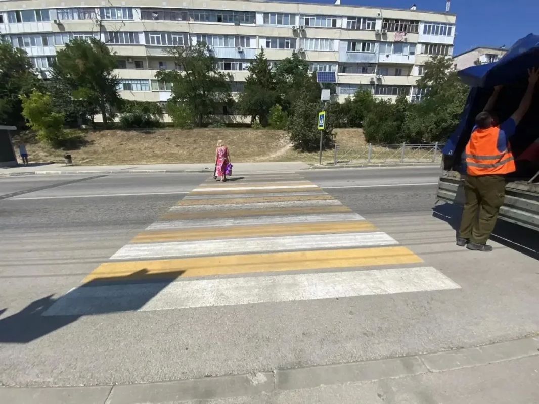 В рамках подготовки к новому учебному году по поручению главы администрации Ивана Кошель сотрудники Службы городского хозяйства обновляют дорожную разметку вблизи образовательных учреждений В рамках подготовки к новому учебному году по поручению главы администрации Ивана Кошель сотрудники Службы городского хозяйства обновляют дорожную разметку вблизи образовательных учреждений
