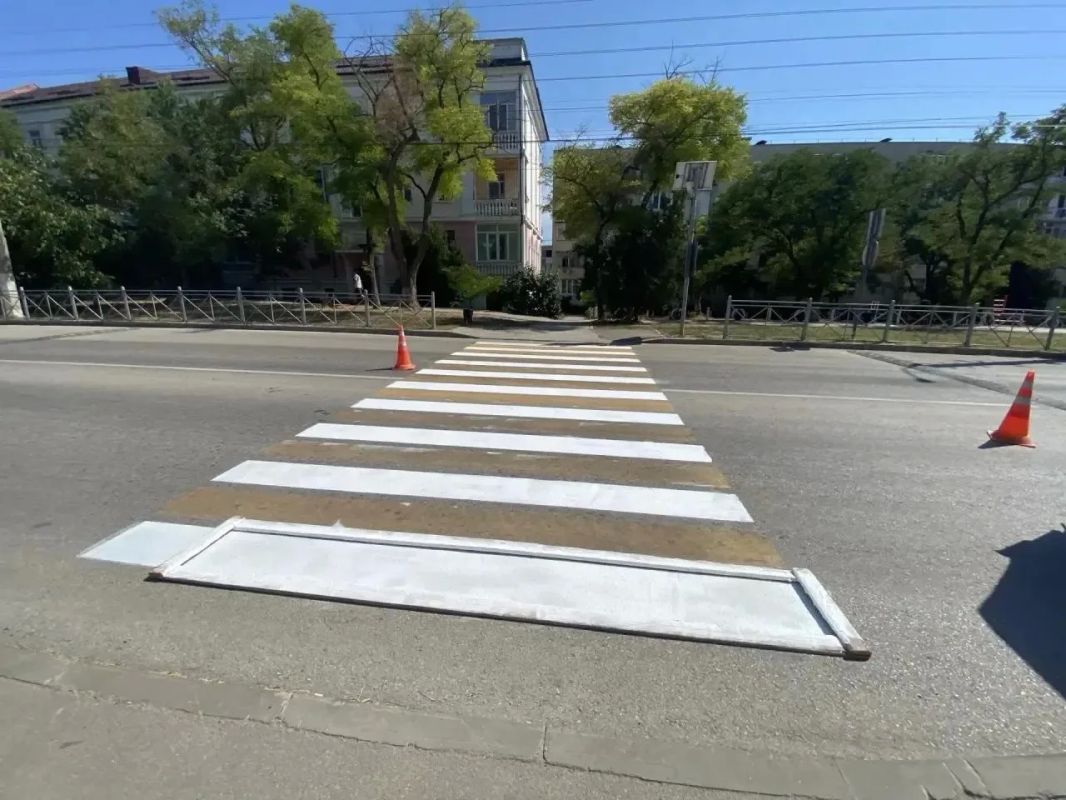 В рамках подготовки к новому учебному году по поручению главы администрации Ивана Кошель сотрудники Службы городского хозяйства обновляют дорожную разметку вблизи образовательных учреждений В рамках подготовки к новому учебному году по поручению главы администрации Ивана Кошель сотрудники Службы городского хозяйства обновляют дорожную разметку вблизи образовательных учреждений