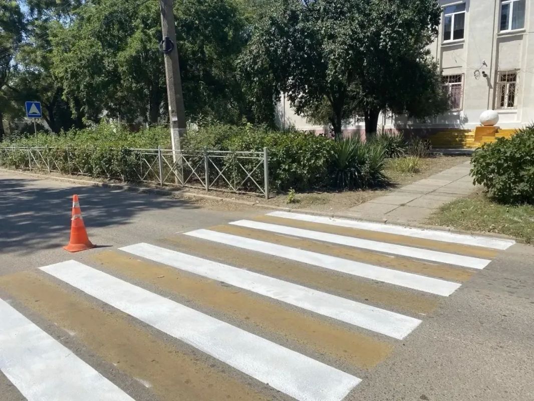В рамках подготовки к новому учебному году по поручению главы администрации Ивана Кошель сотрудники Службы городского хозяйства обновляют дорожную разметку вблизи образовательных учреждений В рамках подготовки к новому учебному году по поручению главы администрации Ивана Кошель сотрудники Службы городского хозяйства обновляют дорожную разметку вблизи образовательных учреждений