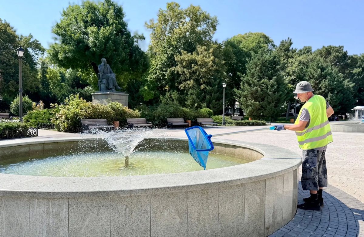 Летом, когда столбик термометра поднимается всё выше, городские фонтаны требуют особого внимания Летом, когда столбик термометра поднимается всё выше, городские фонтаны требуют особого внимания