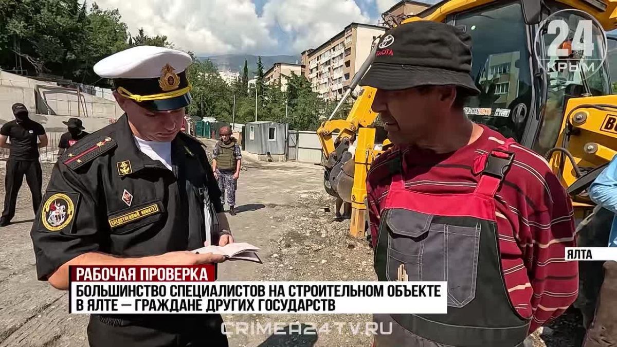 Штампы в паспортах о постановке на воинский учет проверили у строителей в Ялте