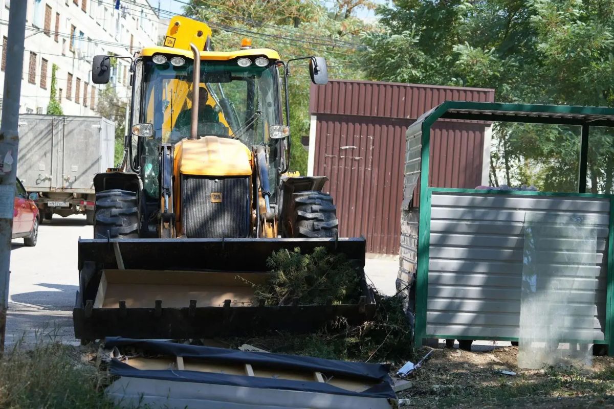 Ежедневно в городе ведётся масштабная работа по ликвидации несанкционированных свалок рядом с площадками для сбора ТБО Ежедневно в городе ведётся масштабная работа по ликвидации несанкционированных свалок рядом с площадками для сбора ТБО