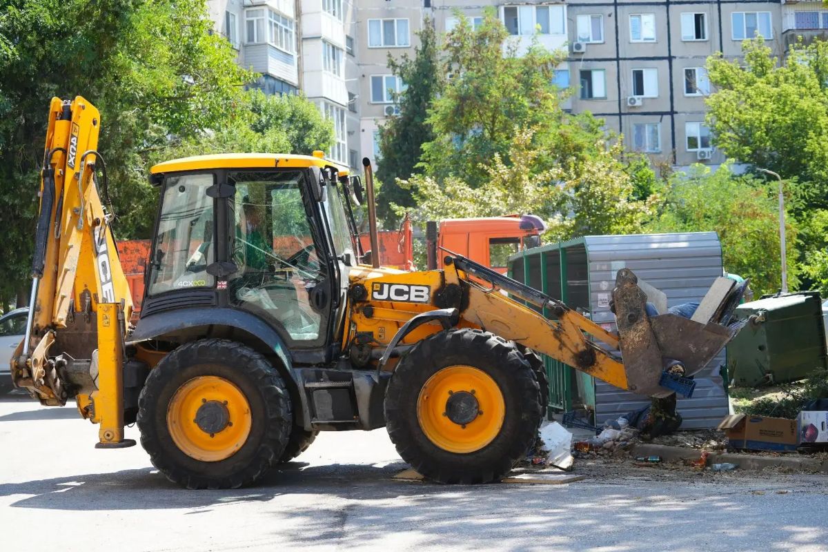 Ежедневно в городе ведётся масштабная работа по ликвидации несанкционированных свалок рядом с площадками для сбора ТБО Ежедневно в городе ведётся масштабная работа по ликвидации несанкционированных свалок рядом с площадками для сбора ТБО