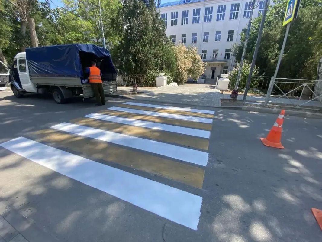 В рамках подготовки к новому учебному году по поручению главы администрации Ивана Кошель сотрудники Службы городского хозяйства обновляют дорожную разметку вблизи образовательных учреждений В рамках подготовки к новому учебному году по поручению главы администрации Ивана Кошель сотрудники Службы городского хозяйства обновляют дорожную разметку вблизи образовательных учреждений