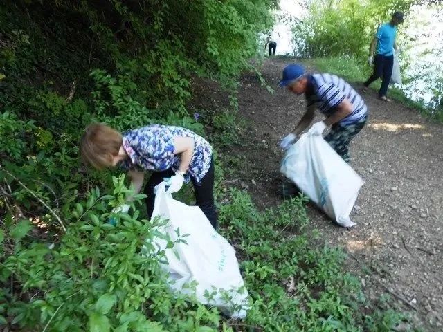 В Крыму продолжаются экологические акции по уборке береговых линий водных объектов В Крыму продолжаются экологические акции по уборке береговых линий водных объектов