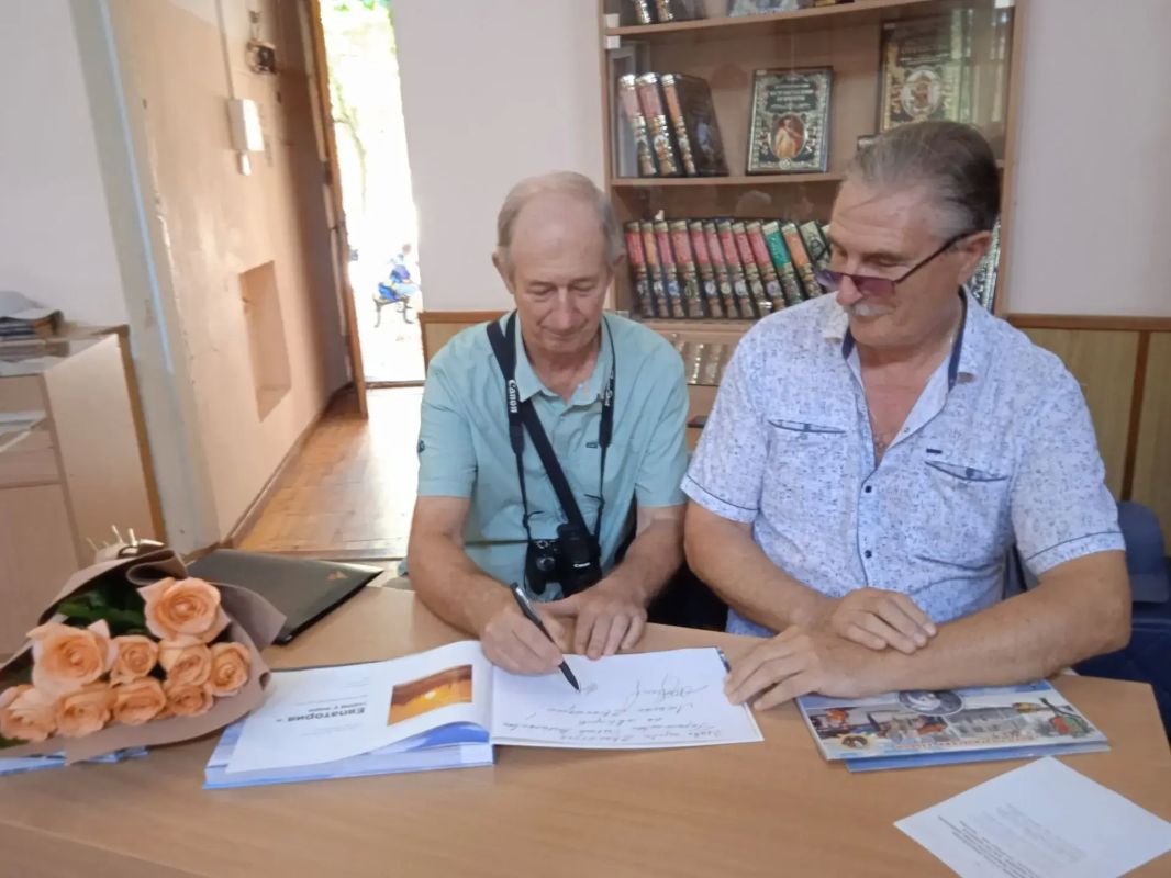 В Евпатории презентовали уникальный фотопоэтический альбом к 110-летию курорта В Евпатории презентовали уникальный фотопоэтический альбом к 110-летию курорта