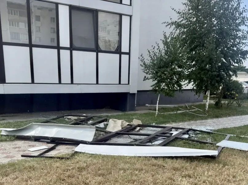 Во время сегодняшней непогоды, сопровождавшейся сильным ветром, в разных районах города были повалены деревья, в одном из домов по улице 60 лет ВЛКСМ повреждено остекление балкона Во время сегодняшней непогоды, сопровождавшейся сильным ветром, в разных районах города были повалены деревья, в одном из домов по улице 60 лет ВЛКСМ повреждено остекление балкона