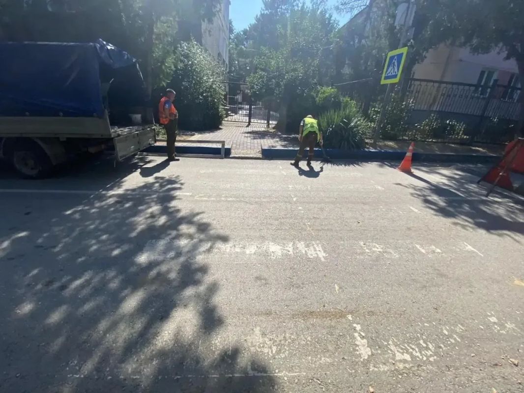 В рамках подготовки к новому учебному году по поручению главы администрации Ивана Кошель сотрудники Службы городского хозяйства обновляют дорожную разметку вблизи образовательных учреждений В рамках подготовки к новому учебному году по поручению главы администрации Ивана Кошель сотрудники Службы городского хозяйства обновляют дорожную разметку вблизи образовательных учреждений
