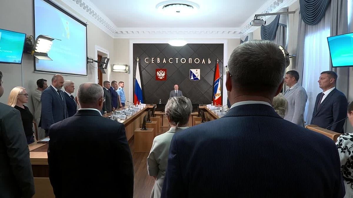 Михаил Развожаев: Начали сегодня заседание Правительства Севастополя с минуты молчания в память о пиротехниках МЧС и охраннике, погибших при исполнении служебного долга