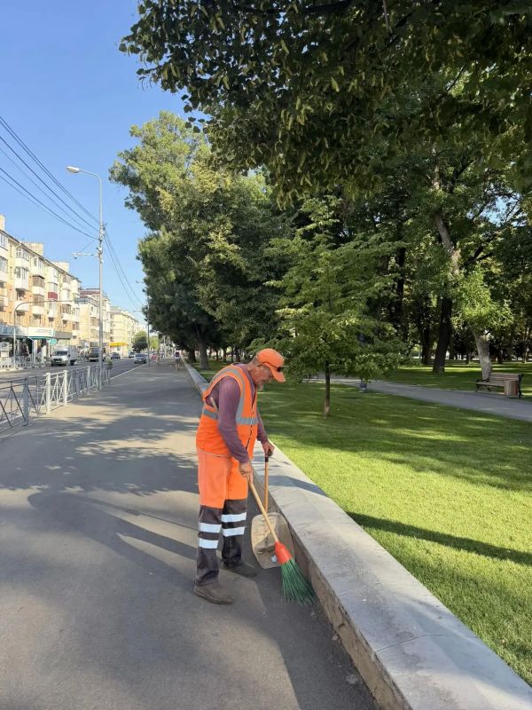 Чистота и порядок в Симферополе — ежедневная работа городских служб Чистота и порядок в Симферополе — ежедневная работа городских служб