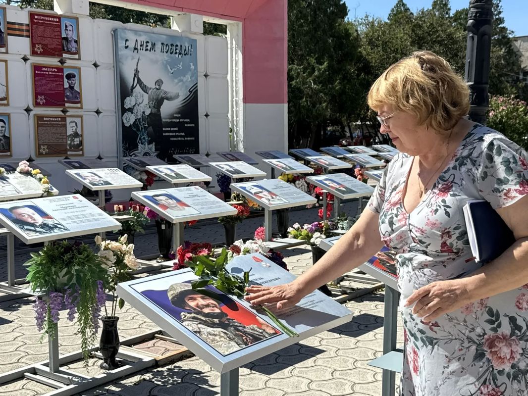В Черноморском увековечили память трёх героев СВО В Черноморском увековечили память трёх героев СВО